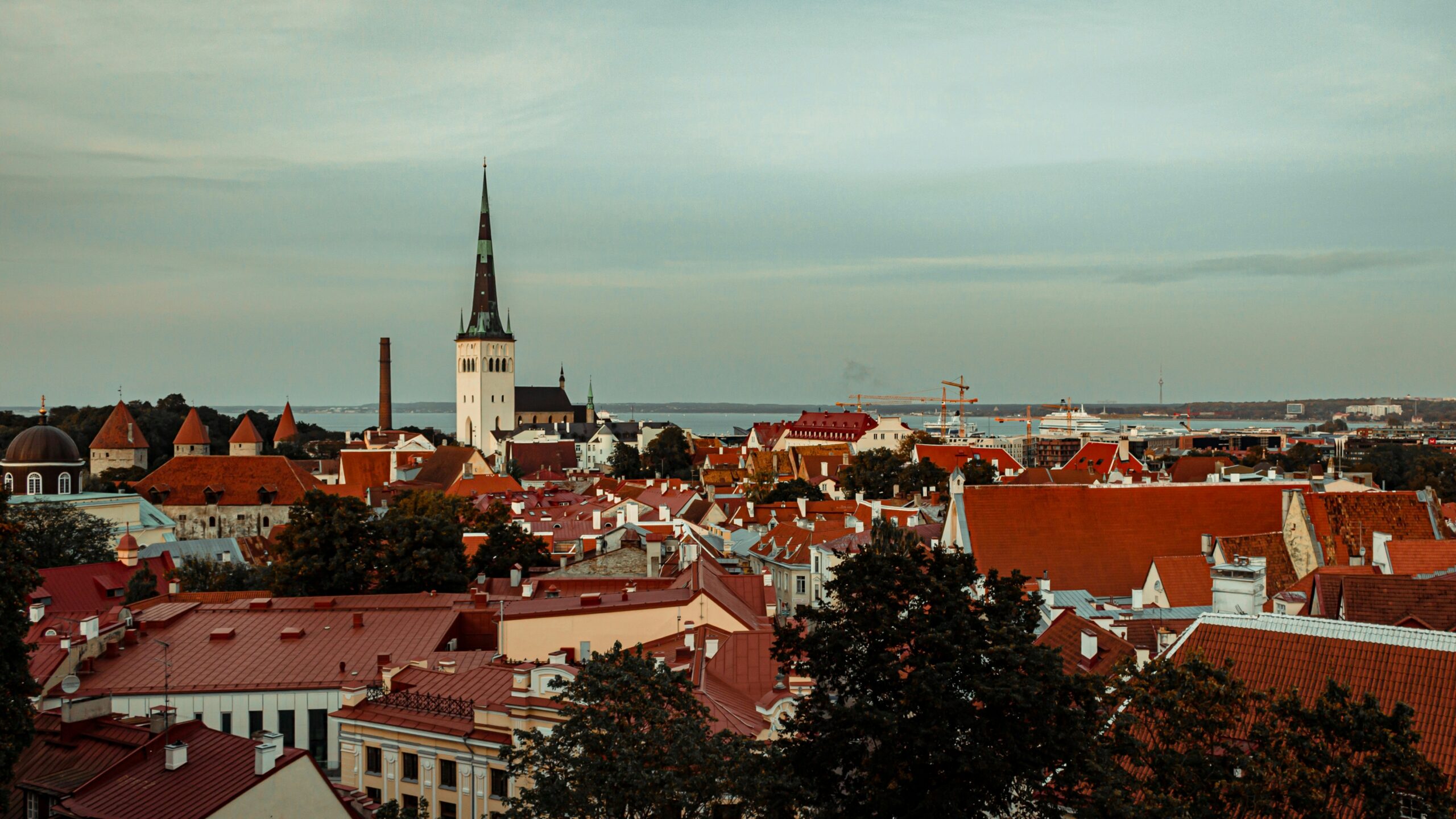 Tallinn_Old_Town_4699x2643